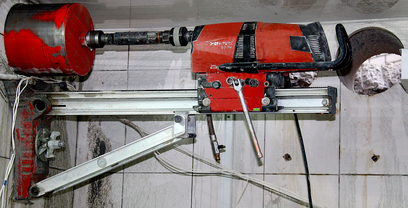 Алмазное бурение стен