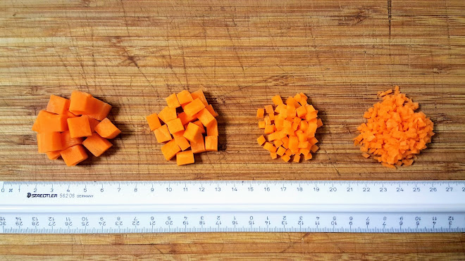 Taillage de légumes (carottes) en mirepoix de 1 cm, en macédoine de 5 mm, en brunoise de 2 mm et micro-brunoise < 1 mm.