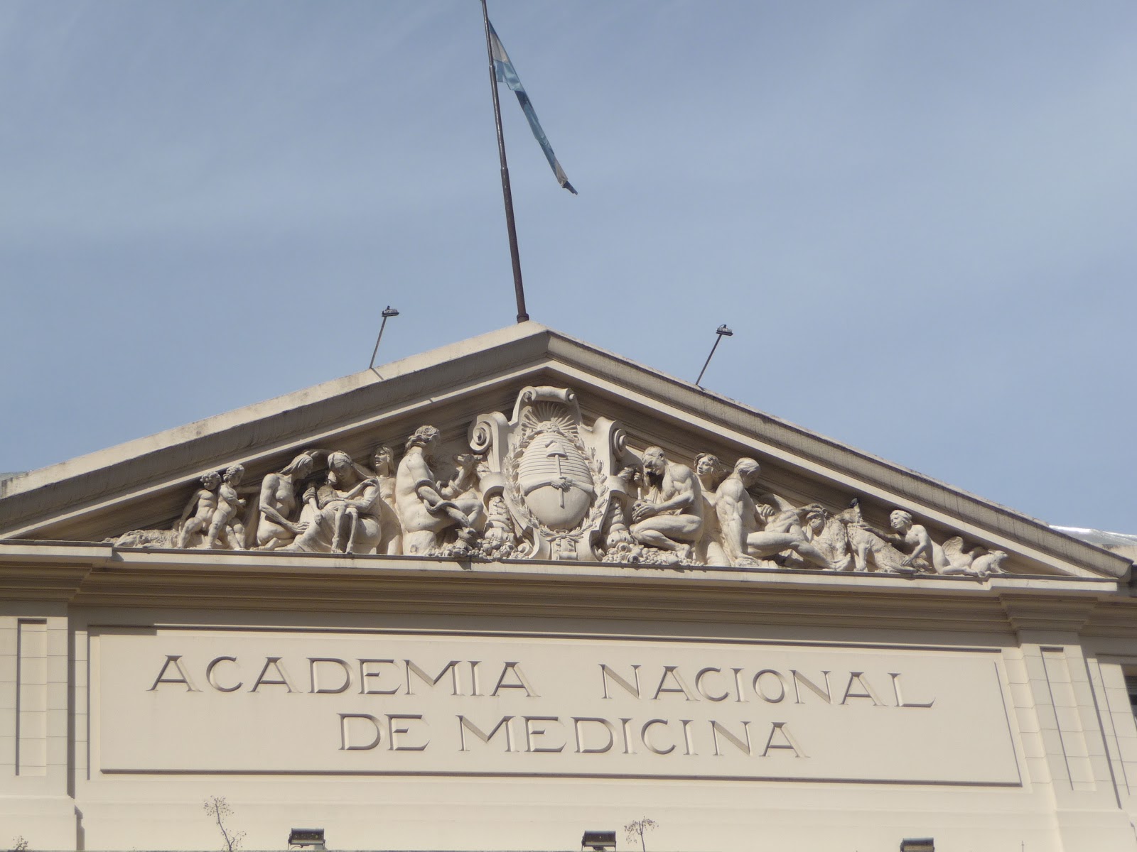 Heráldica en la Argentina Escudo Nacional en la Academia Nacional de