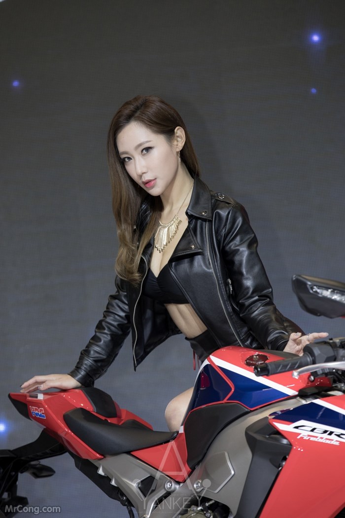 Kim Tae Hee's beauty at the Seoul Motor Show 2017 (230 photos)