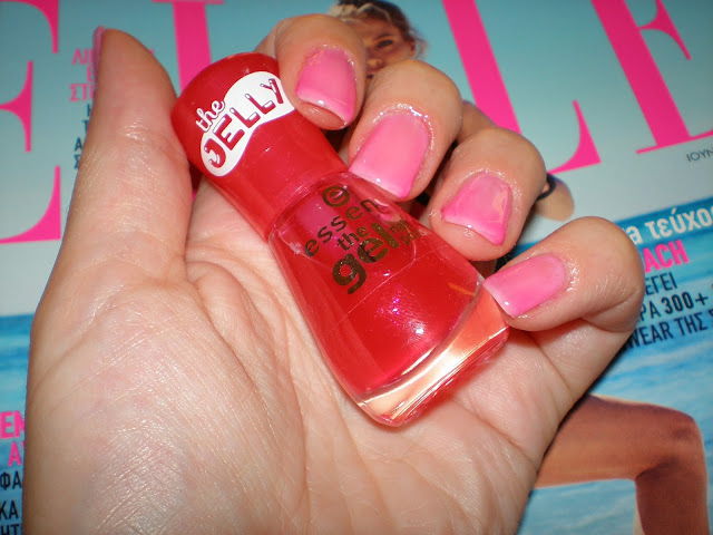 Essence the gel nail polish in Bubble gum