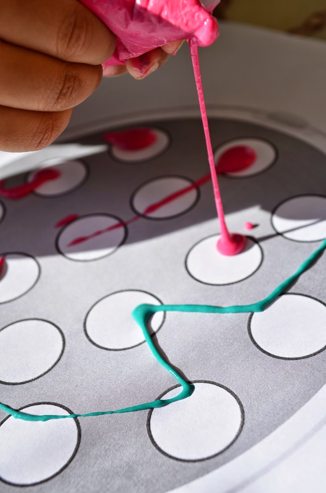 Practical Mom Kids Art Squeeze Paint using Disposable Baggies!