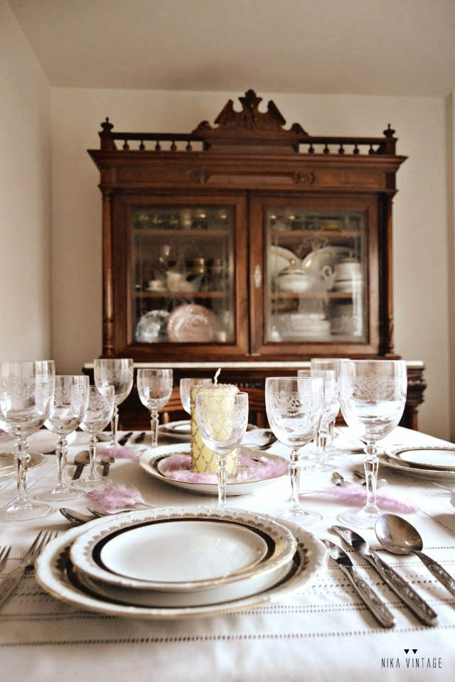 decoracion de una mesa clasica con mantel de vainica, vajilla y cristaleria grabada