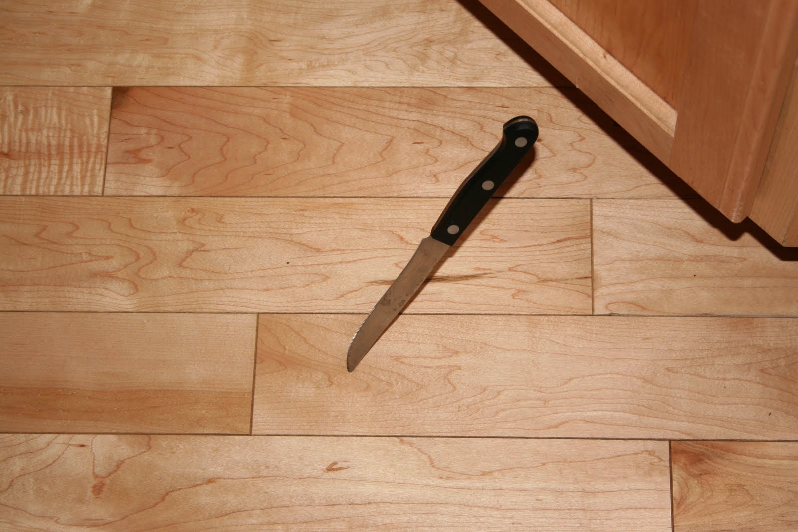 Падает нож на пол примета. Нож падает на пол. Кухонный ножик на полу. Нож на паркете в квартире.