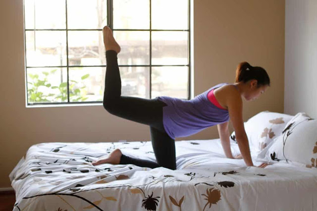 4 exercices physiques à faire au réveil dans son lit