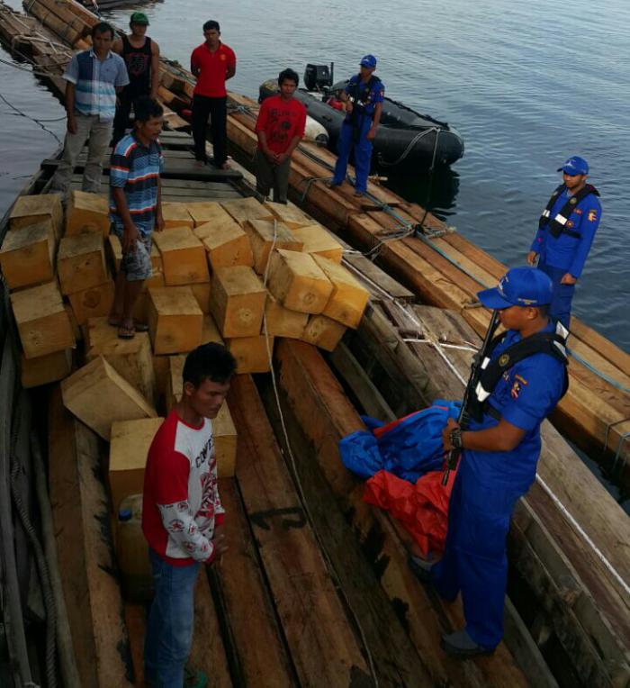 Petugas mengamankan kapal bermuatan kayu ilegal Petugas mengamankan kapal bermuatan kayu ilegal