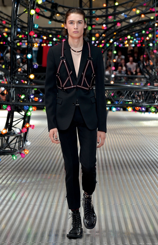 Homme 2017. Dior homme мужская коллекция 2014-2018. Мода Dior homme куртки. Коллекция диор 2017 Kris van Assche. Мужская коллекция диор glitter.