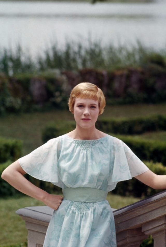 20 Wonderful Color Photographs of a Young and Beautiful Julie Andrews