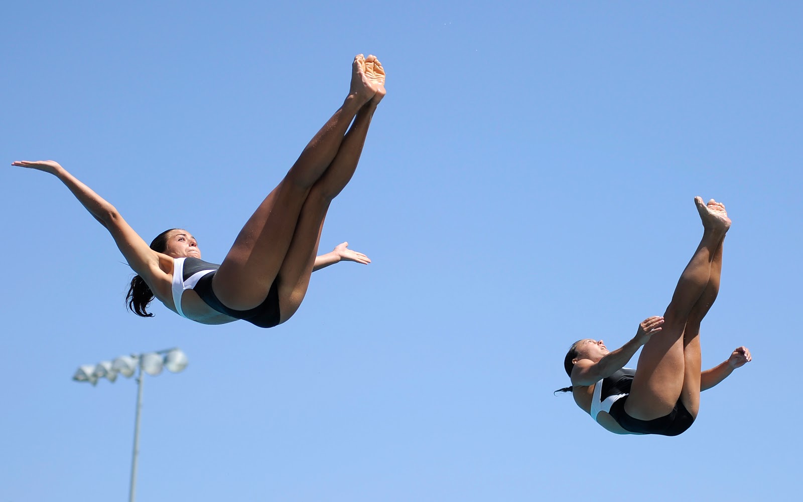 Человек в прыжке. Девушка в прыжке. Прыжок в лето. Красивая спортивная девушка и лето. Прыгающая девушка видео.
