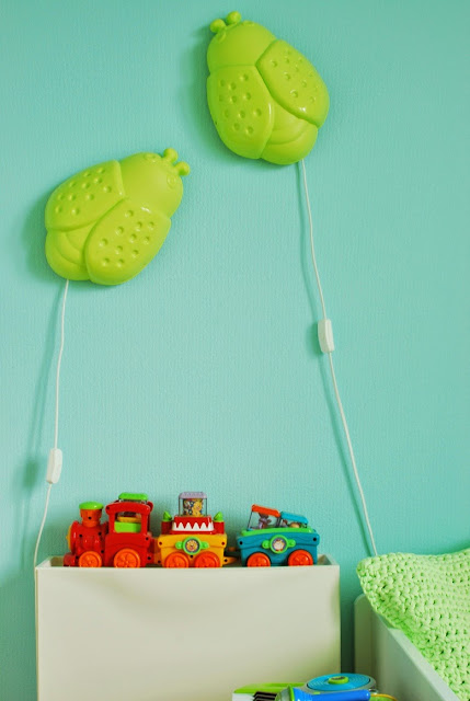 Värikäs lastenhuone ja Ikean vihreät ötökkälamput