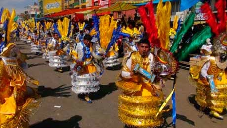 Miles bailan en homenaje a la Virgen de Urkupiña