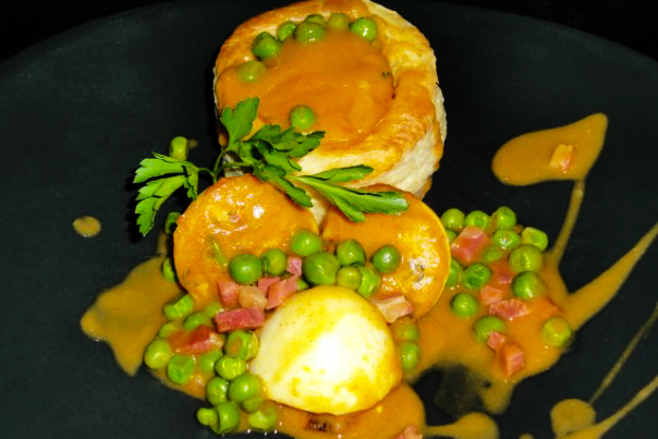 Huevos rellenos en salsa estilo Teresita