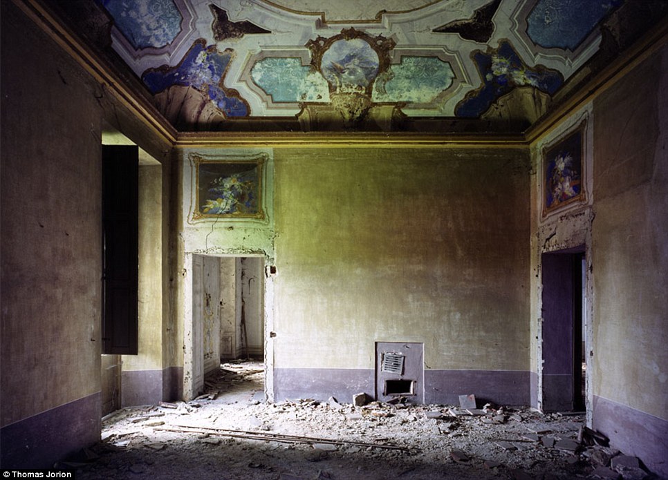 заброшенная комната. томас джорион заброшенная усадьба фриули-венеция-джулия. марджанишвили заброшенный особняк. заброшенные виллы в италии внутри. дом забытых людей.