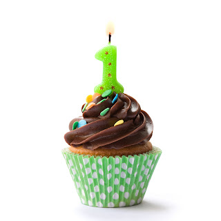 http://3.bp.blogspot.com/-Vp9ptkGUsus/UZO5debu_RI/AAAAAAAAAc4/F8kFgZKtjmY/s320/1st+birthday+cupcake.jpg