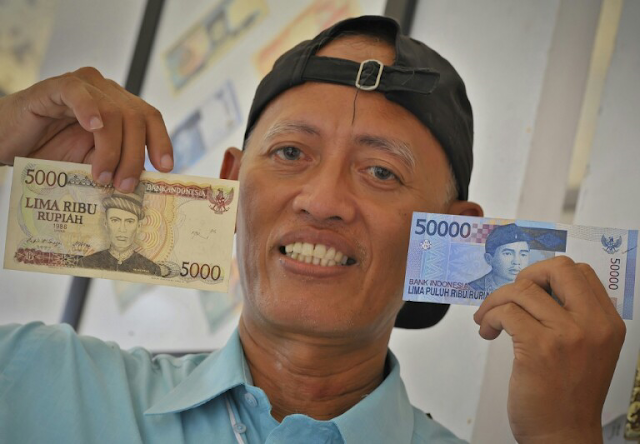 Tarungkap! Ternyata Orang Ini Yang Selama Ini Melukis Uang Rupiah Yang Setiap Hari Ada di Dompet Kita Tarungkap! Ternyata Orang Ini Yang Selama Ini Melukis Uang Rupiah Yang Setiap Hari Ada di Dompet Kita