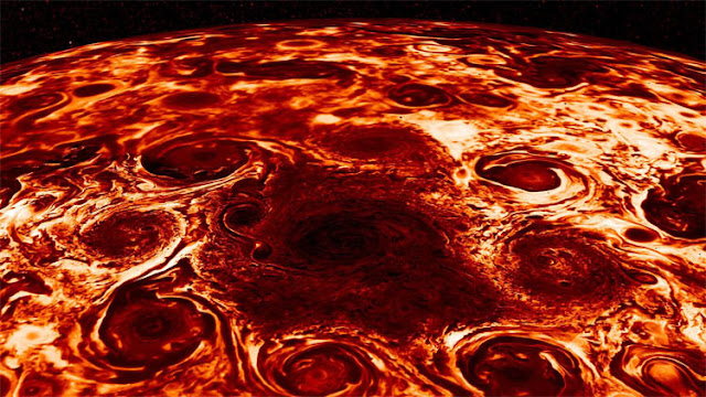 Grande ciclone no polo norte de Júpiter e oito ciclones ao seu redor - Juno - NASA