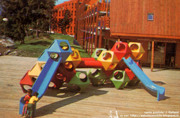 PlayCubes - Play Cubes - Aire de jeux - Playground  Architecte: Richard Dattner  Edition: Playstreet, Inc. / Playstyle Création: 1969  Les Arcs 1800