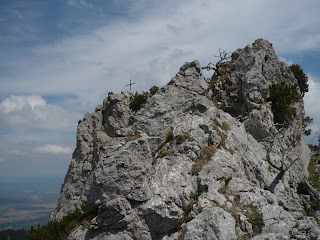 Am Grat; links hinten das Gipfelkreuz des Ettaler Manndl
