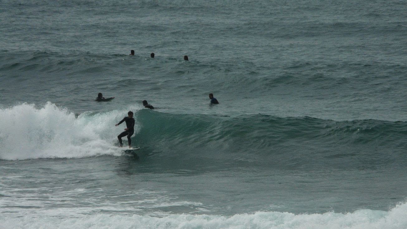 izquierda sopelana surfista