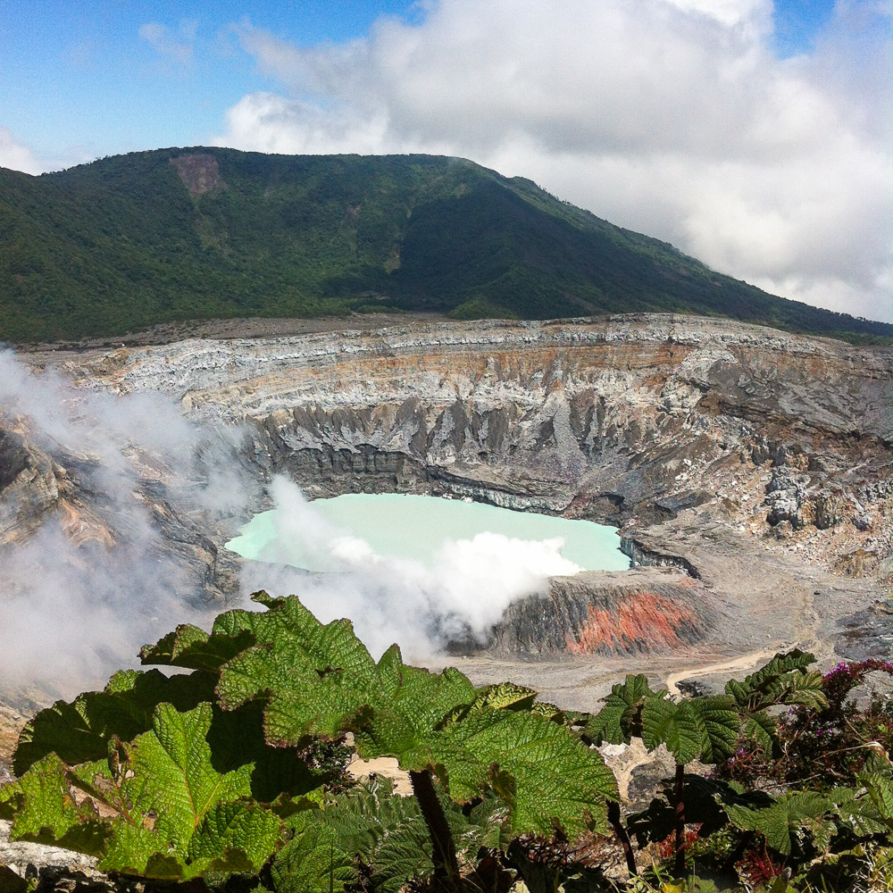 Wolkenfrei und mit blauen Himmel … Vulkan Poás, Costa Rica. Auf Reisen mit travel-to-nature.