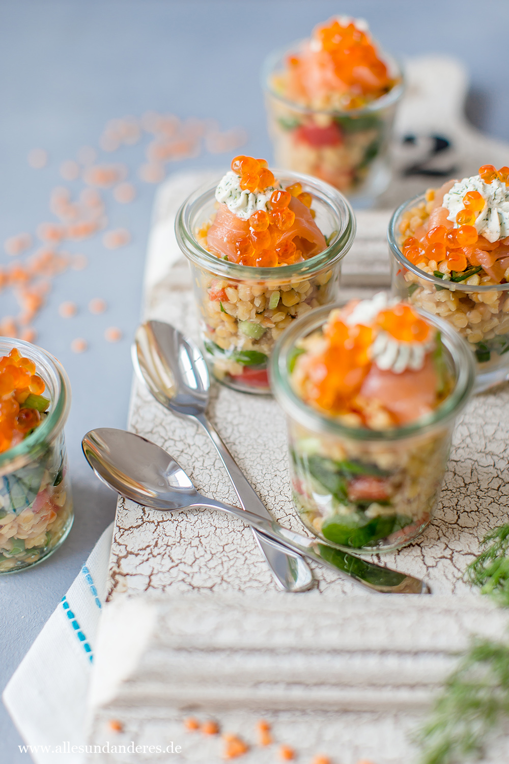 Fingerfood zu silvester mit brot, lachs und käse Fingerfood für Silvester: Linsensalat im Glas mit Lachs und Kaviar