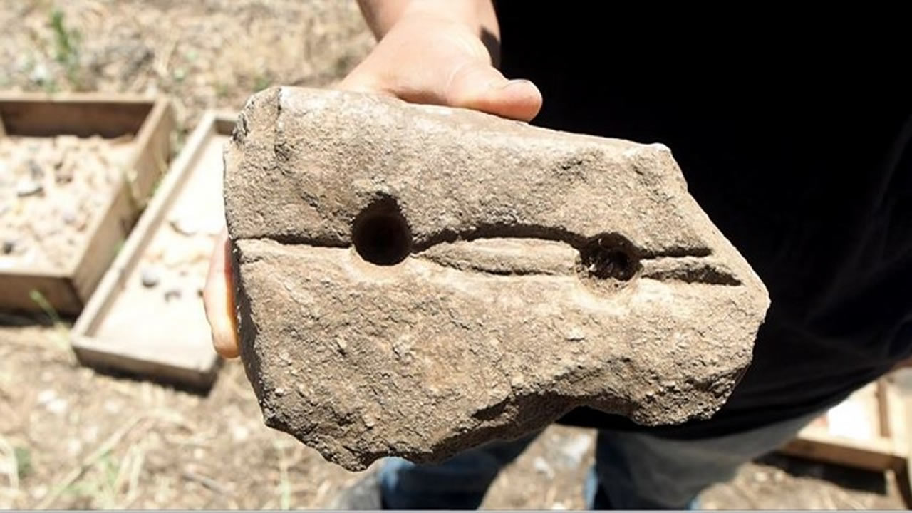 Existe evidencia de fuego producido en la región, en forma de ceniza y carbón vegetal, perteneciente a Edad de Piedra - hace unos 800.000 años. Las semillas quemadas y las virutas del pedernal fueron expuestas en Gesher Bnot Yaakov en el norte del país. 
