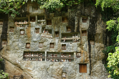 Kompleks Makam Di Tebing Batu Toraja