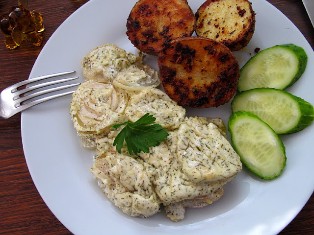 Морской окунь запеченный с луком под соусом