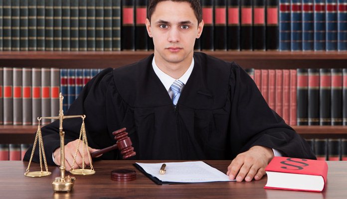 كيف تتعامل كموكل محترف مع محاميك؟