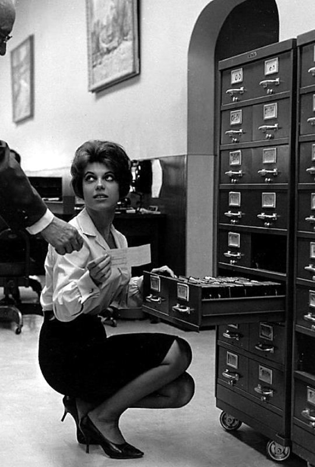 37 Vintage Portrait Photos Of Sexy Secretaries In The 1960s ~ Vintage