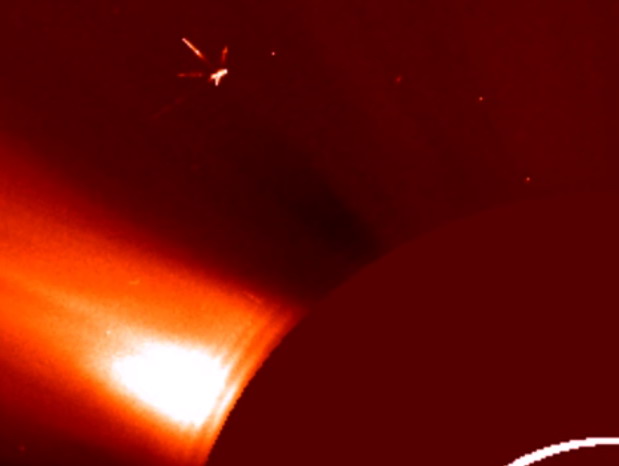 Extraños OVNIs gigantes captados cerca del Sol Sol4