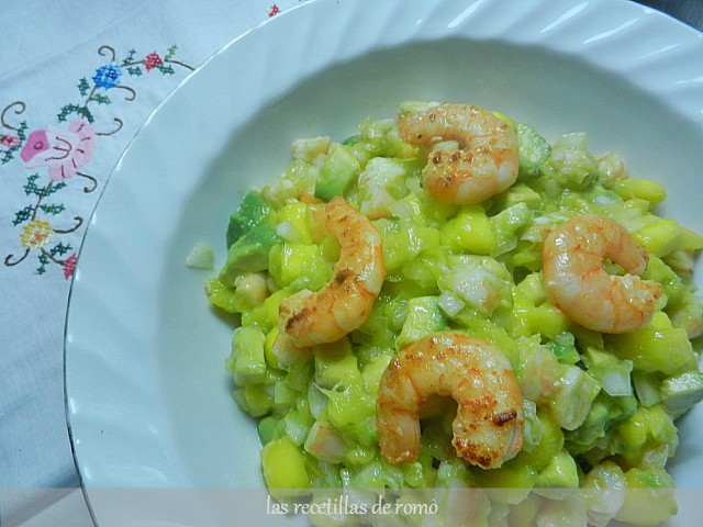 "Ensalada de aguacate, mango y langostinos"