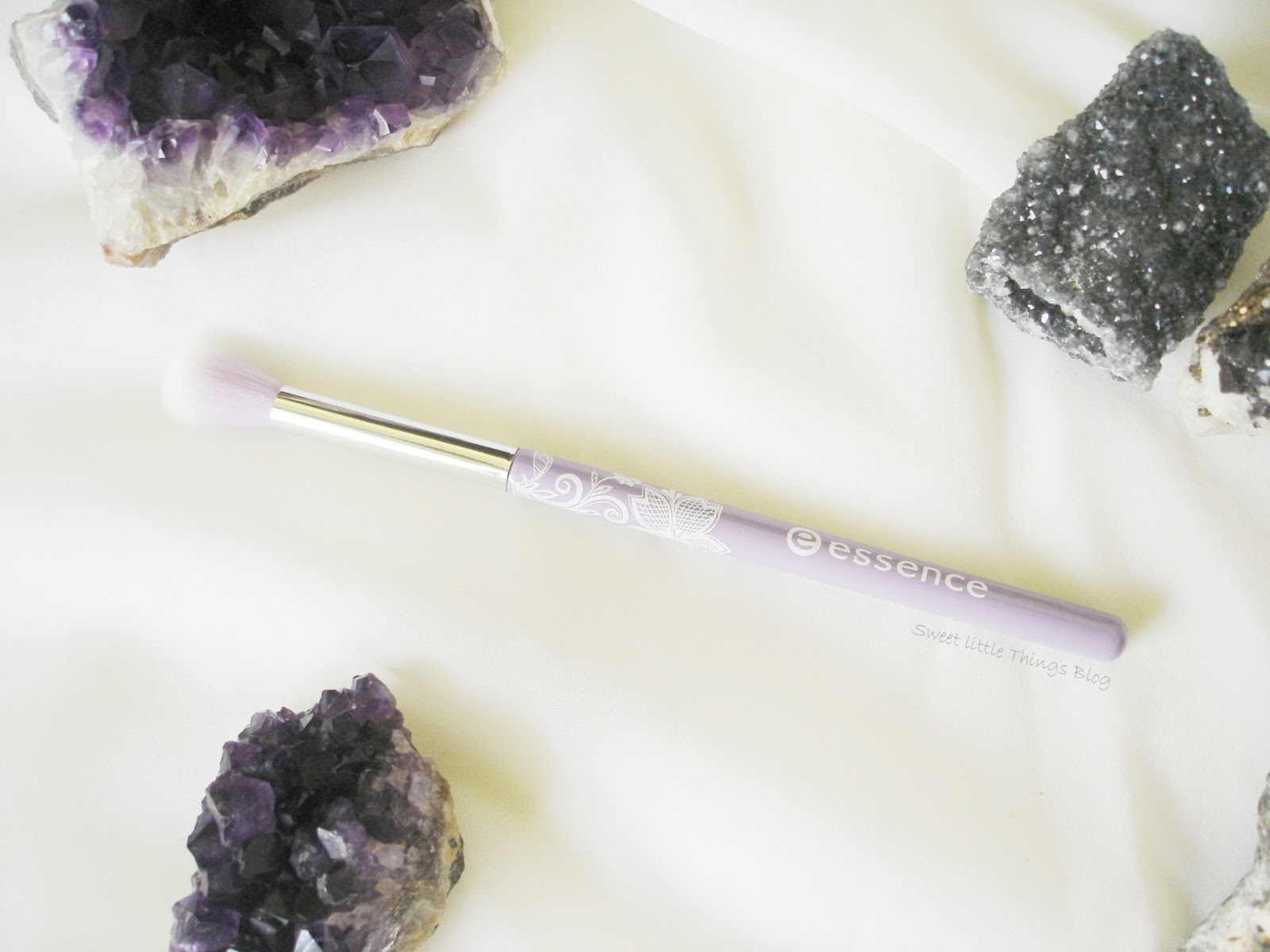 Essence Eyeshadow Blending Brush REVIEW Sweet little Things Blog