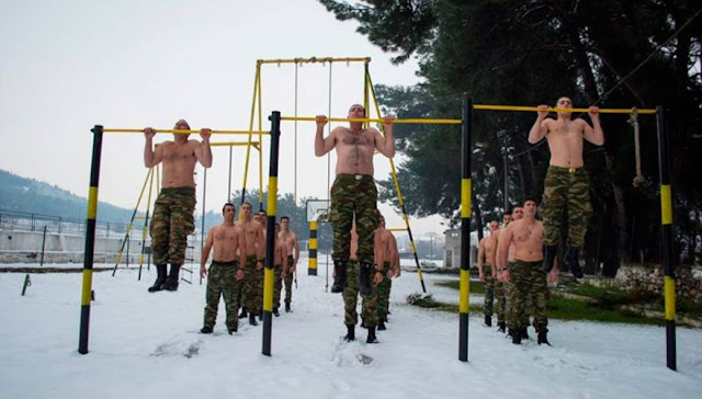 Οι Έλληνες Καταδρομείς εκπαιδεύονται σε χιονοσκεπές περιβάλλον [φωτό]  