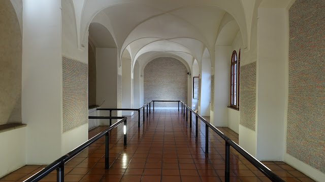 平卡斯會堂內的牆面寫滿猶太受難者的名字、生日及死亡日期， 後者通常不明，因此改為紀錄所知的最後訊息，也就是受難者被送入集中營的日子。