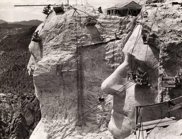 Mt Rushmore construction (1939)