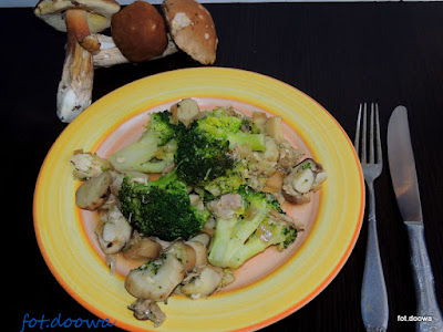Borowiki zasmażane z brokułami i kurczakiem