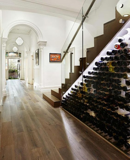 Aménagement : une cave à vin sous l'escalier