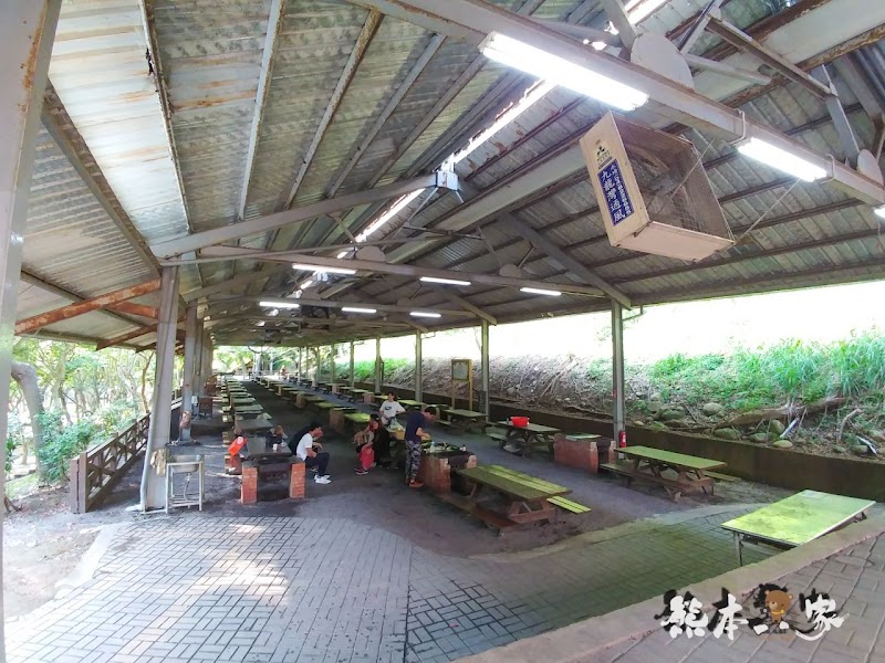 苗栗婚紗IG打卡景點|教堂廣場-飛牛牧場|寬敞露營營地設有盥洗區烤肉區好便利