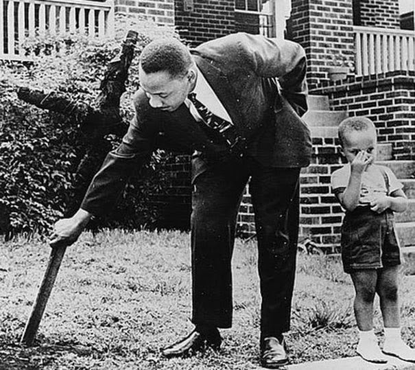 40 Must-See Photos Of The Past - Martin Luther King with his son removing a burnt cross from their front yard, 1960