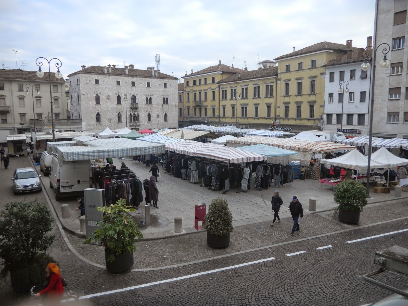 Fliederbaum: Venezianischer gefüllter Putenbraten mit Radicchio Fliederbaum: Venezianischer gefüllter Putenbraten mit Radicchio