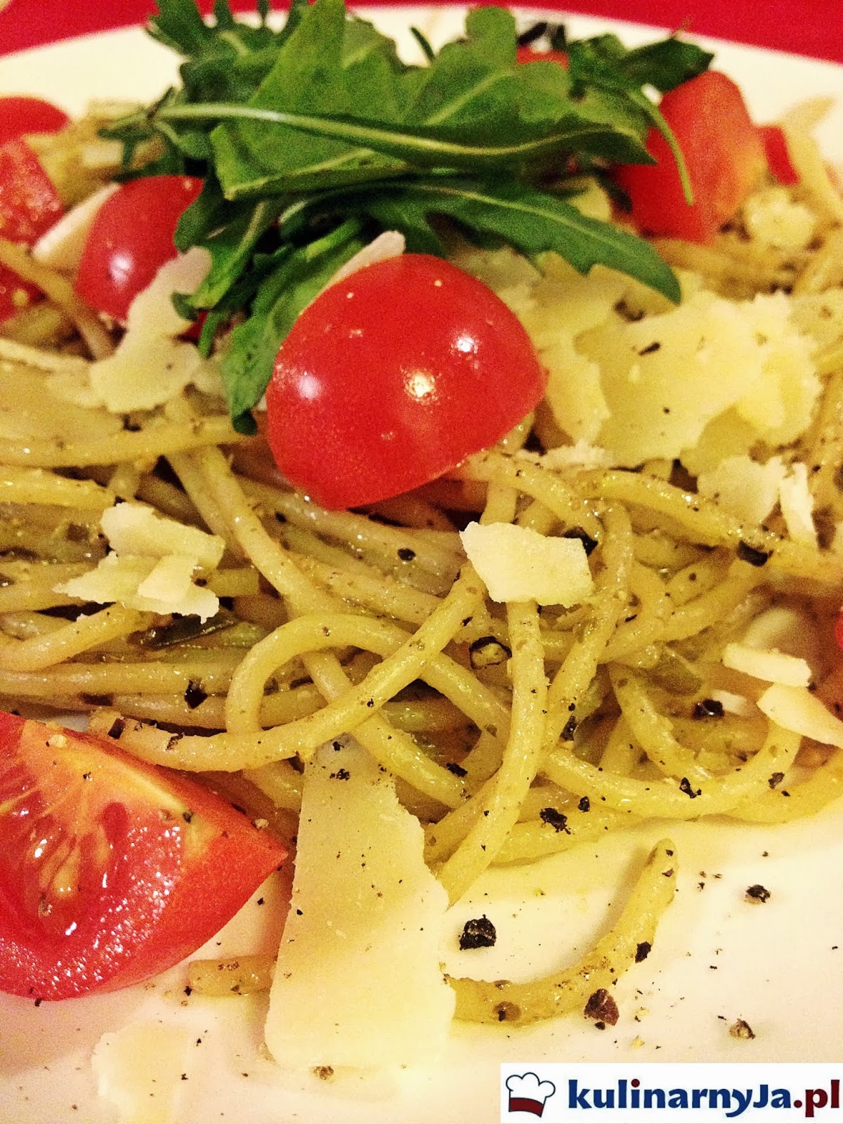Spaghetti pesto z pomidorami i grana padano