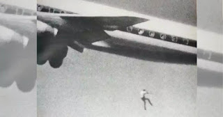 La increíble historia detrás de la famosa foto de 1970 de un chico cayendo de un avión.
