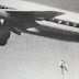La increíble historia detrás de la famosa foto de 1970 de un chico cayendo de un avión.