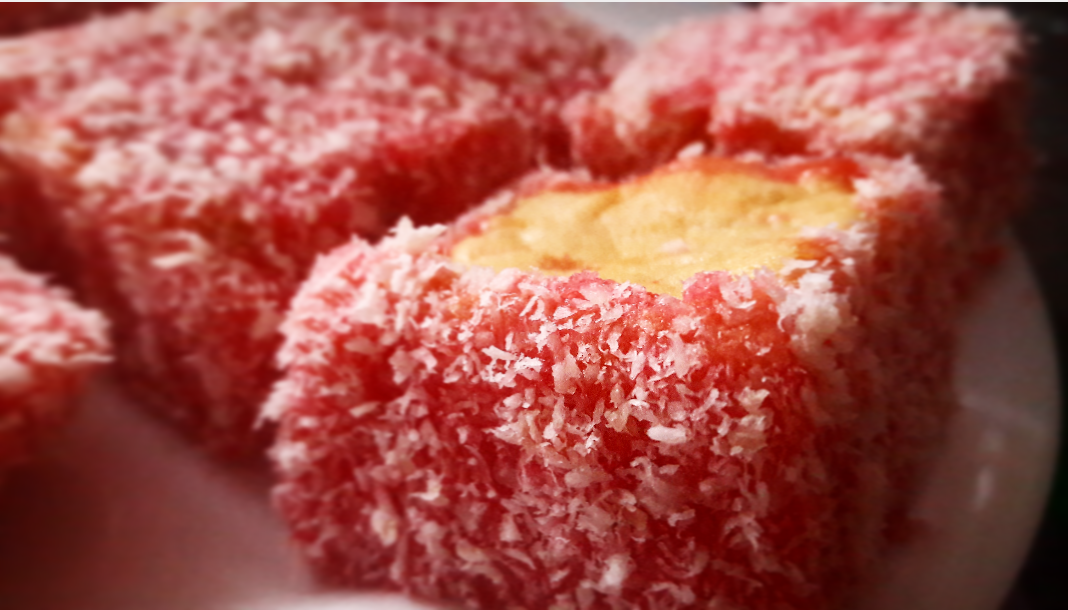 JAM FRANCIS/ DUCHESSSE/ CARRÉ ROUGE/ RED LAMINGTON CAKE S I M P L Y