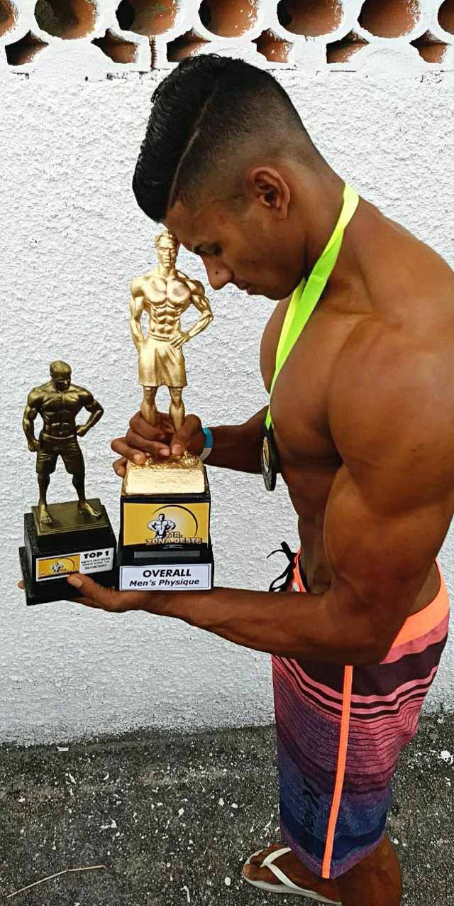 Luan Madureira mostra os troféus conquistados no Mr. Zona Oeste 2017. Foto: Arquivo pessoal