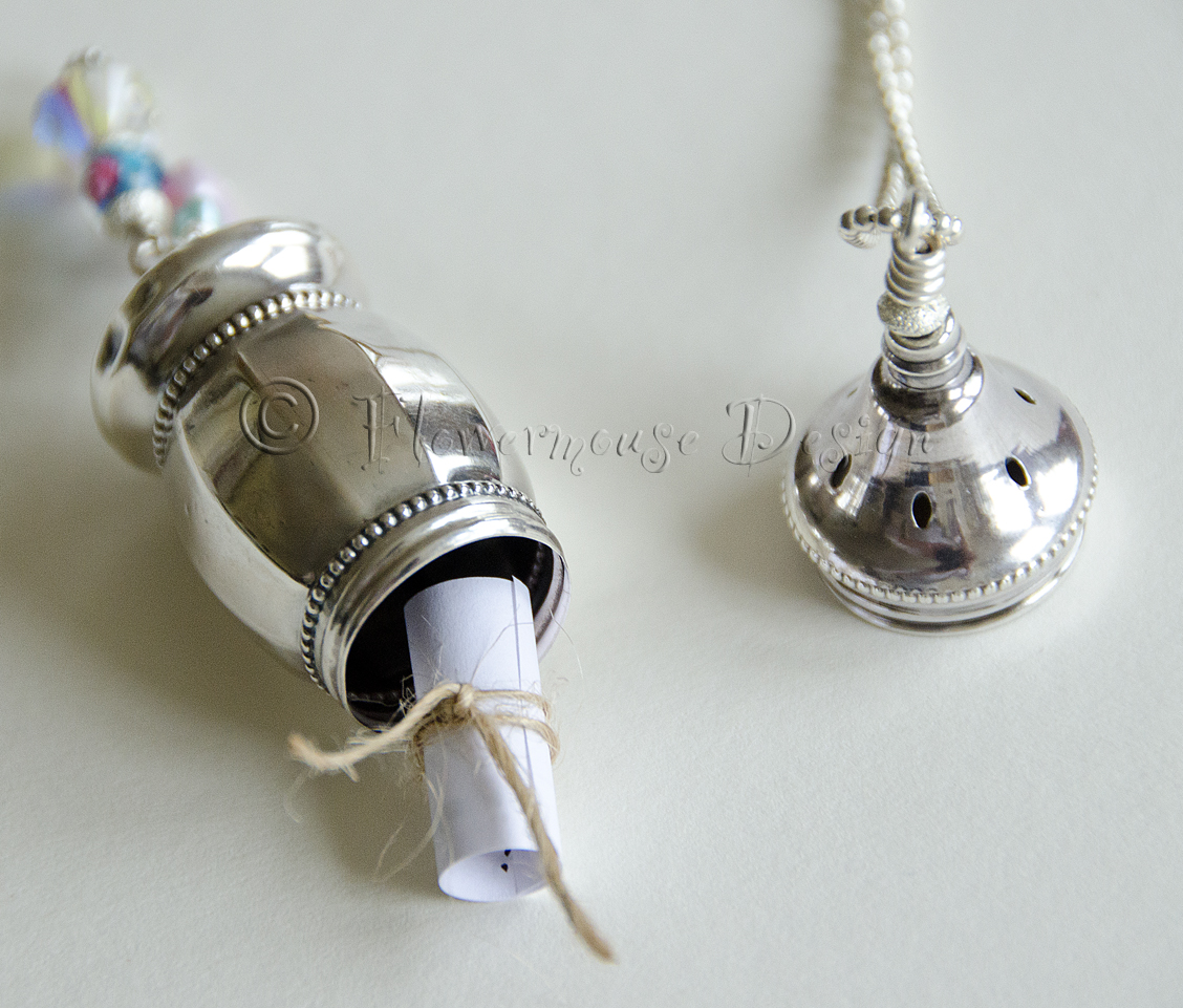 Flowermouse Design Salt Shaker In A Necklace