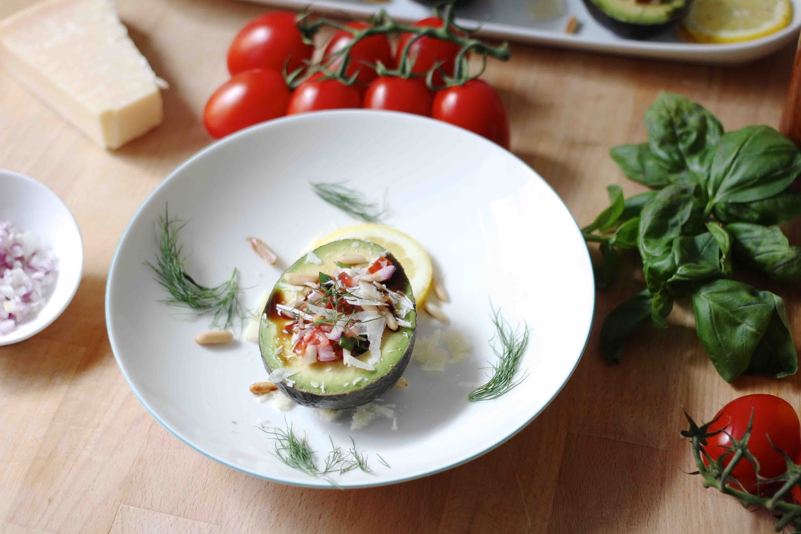 HOME OF HAPPY: AVOCADO MIT TOMATEN-BASILIKUMFÜLLUNG {CLEAN EATING IN 10 ... HOME OF HAPPY: AVOCADO MIT TOMATEN-BASILIKUMFÜLLUNG {CLEAN EATING IN 10 ...