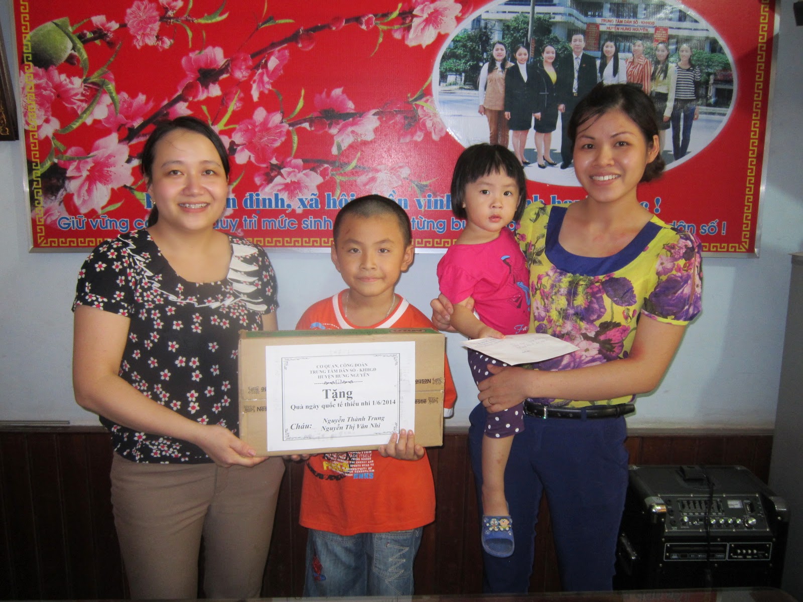 Trung tâm Dân số-KHHGĐ huyện Hưng Nguyên tặng quà cho các cháu nhân dịp ngày Quốc tế thiếu nhi 1/6/2014