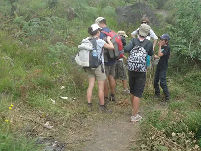 Perjalan menuju danau Segara Anak bersama di Plawangan Senaru ke lereng kawah Gunung Rinjani